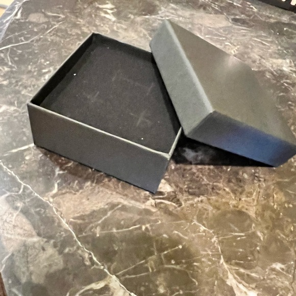 CHANEL Authentic 2023 NOVELTY HOLIDAY
No*5 PERFUME BOTTLE & CHANEL CHARM - Picture 4 of 17